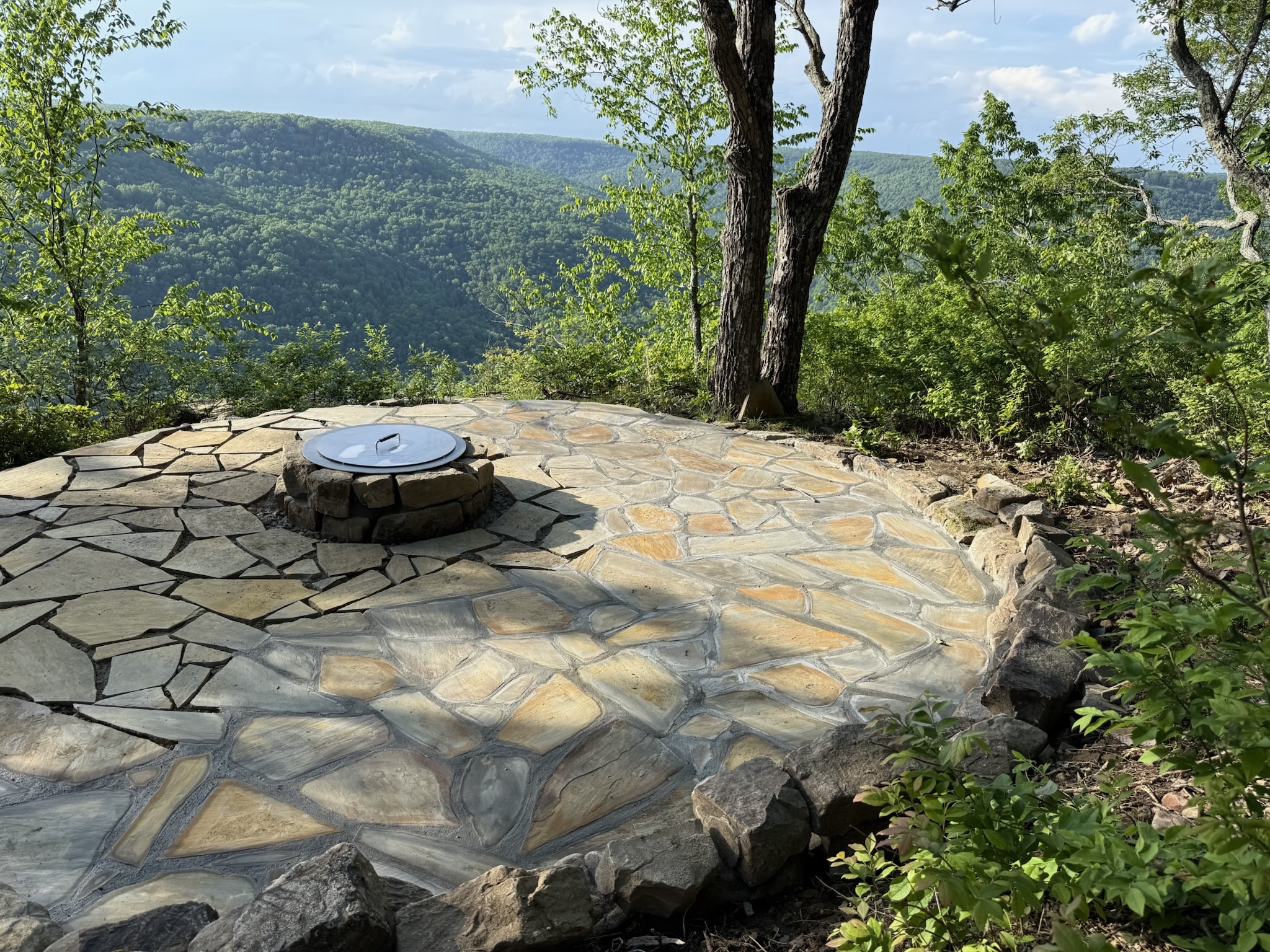 Backyard patio with bluestone pavers and seating wall in Chattanooga