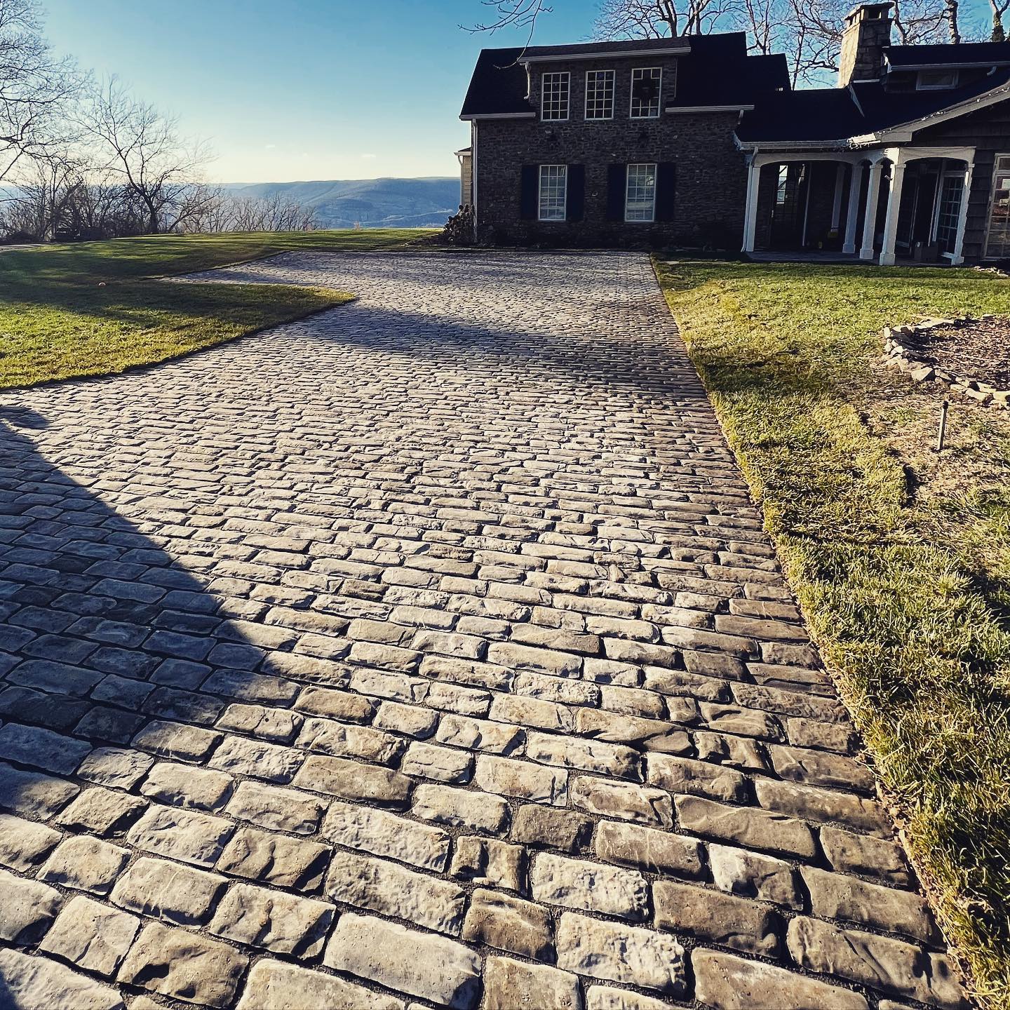 Hardscaped cobblestone brick paver driveway