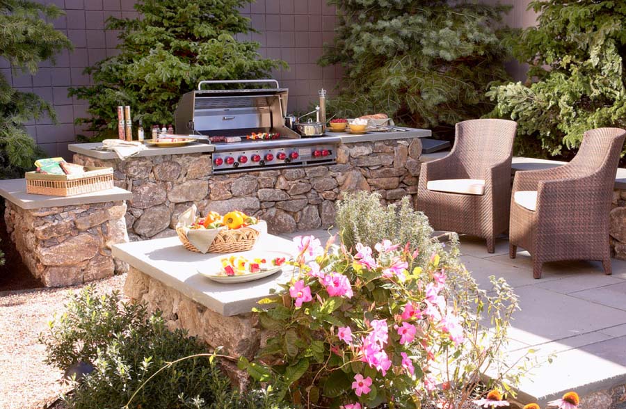 Outdoor kitchen and grilling station